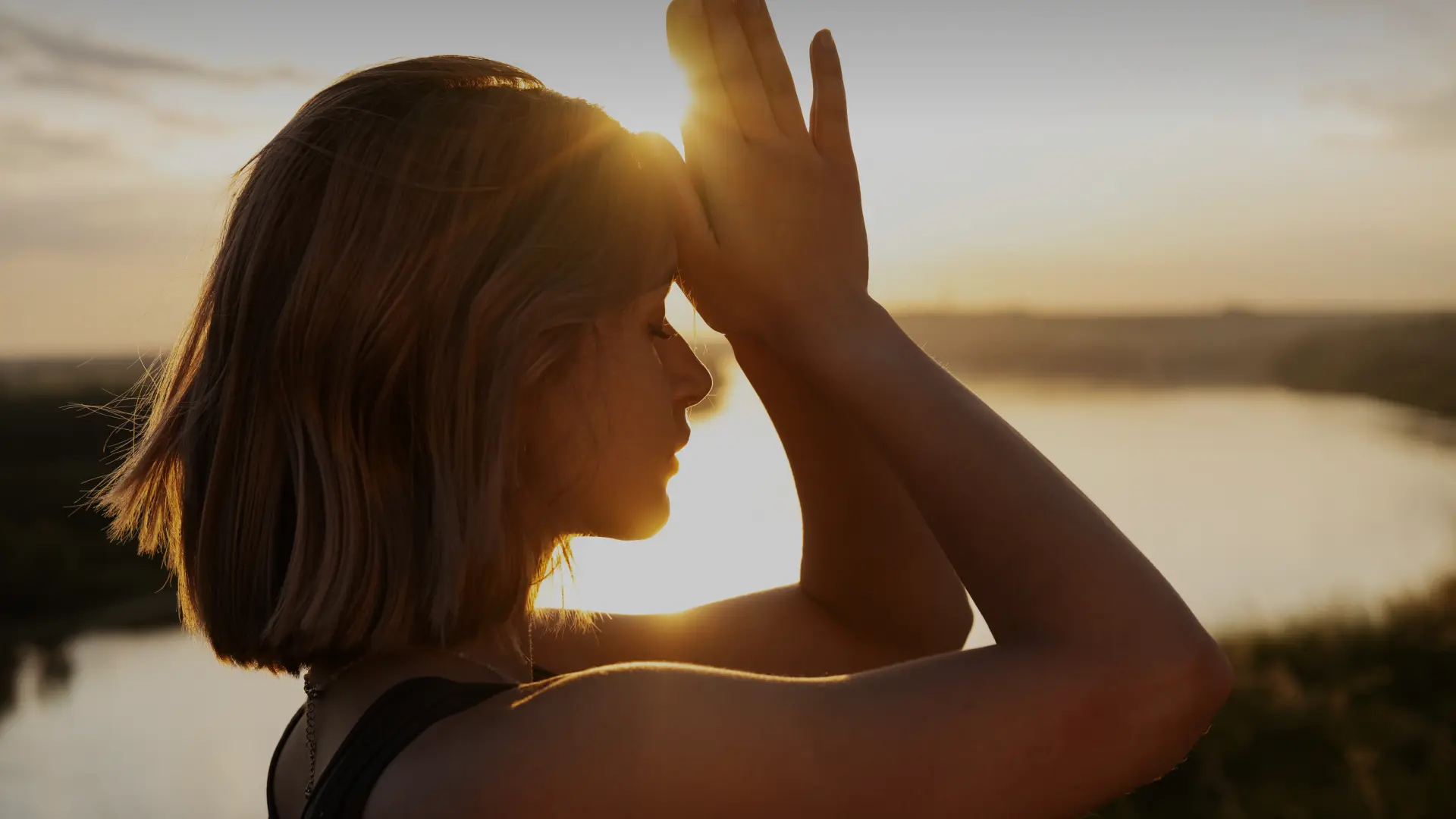 Mujer meditando con auriculares en un entorno sereno, representando el bienestar emocional con Me Growth